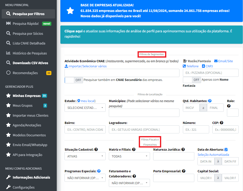 A imagem mostra a interface de uma plataforma de pesquisa empresarial com diversos filtros de segmentação. Na parte esquerda da imagem, está o menu principal com as opções de navegação, como "Pesquisa por Filtros", "Pesquisa Rápida", "Pesquisa por Sócios", "Histórico de Pesquisas", "Downloads CSV Ativos", entre outros. Também há uma seção chamada "Gerenciador Plus" com opções como "Minhas Empresas", "Meus Grupos", "Importar meus Clientes" e "Envio de Email/WhatsApp". No centro da imagem, aparecem os campos para configurar uma busca detalhada de empresas com filtros como: Atividade Econômica CNAE (com opção de pesquisar pelo CNAE Secundário) Razão Social ou Nome Fantasia, telefone, email, site, e CNPJ. Localização: estado, município, bairro, logradouro, número e CEP. Situação Cadastral (ativas ou não). Faturamento e número de colaboradores. Natureza Jurídica, data de abertura, porte empresarial e capital social. Filtros adicionais, como empresa com telefone fixo, celular e email. Na parte superior, há uma notificação azul com a quantidade de empresas ativas na base de dados da plataforma, mencionando que novos dados foram disponibilizados em 11/08/2024.