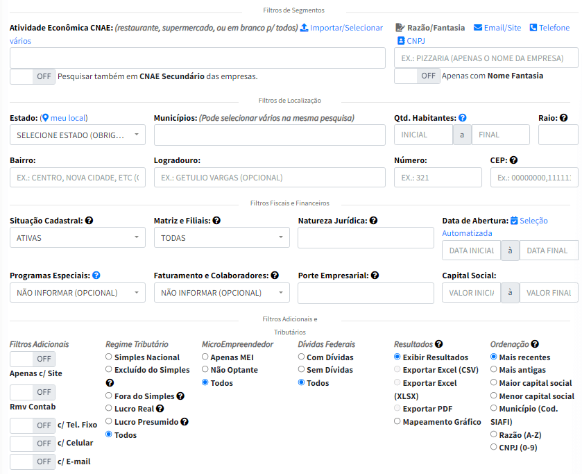 A imagem mostra uma tela de um sistema de pesquisa empresarial, com uma série de filtros para refinar os resultados da busca. Entre os filtros disponíveis, há opções para selecionar o CNAE, razão/fantasia, localização (estado, município, bairro, logradouro, número, CEP), situação cadastral, porte empresarial, natureza jurídica, capital social, regime tributário, dívidas federais, entre outros. A interface também permite escolher se a pesquisa deve incluir apenas empresas com site, telefone fixo, celular ou e-mail. Além disso, o usuário pode ordenar os resultados de várias maneiras, como por data mais recente, capital social, ou número de CNPJ.