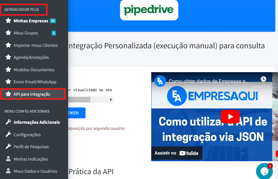 Menu lateral do software Empresaqui, com a opção "API para Integração" destacada. No centro, há um vídeo tutorial sobre como usar a API de integração via JSON.