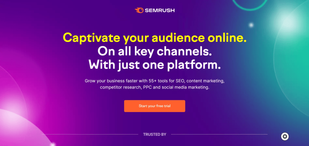 Página inicial do site da SEMrush com mensagem principal "Captivate your audience online. On all key channels. With just one platform." e um botão laranja para iniciar um teste gratuito. A imagem apresenta fundo roxo com detalhes em verde e destaca o foco em ferramentas de SEO, marketing de conteúdo e pesquisa de concorrentes.